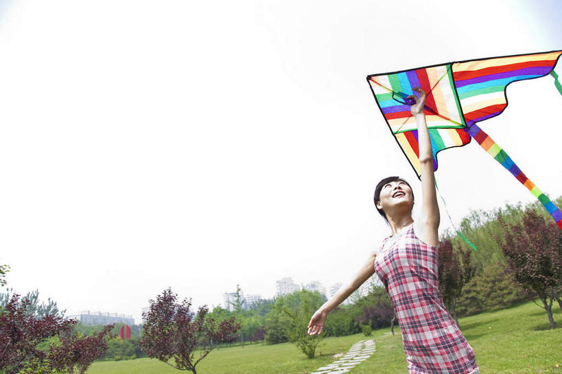 东方人,一个人,公园,站,举,笑,微笑,横图,室外,白天,仰视,裙子,草地,草坪,树林,植物,道路,路,亚洲,仅一个年轻女性,仅一个女性,仅一个人,握,阴影,连衣裙,光线,影子,小路,交通,注视,黄种人,草,树,树木,一个,蓝色,绿色,蓝天,天空,阳光,自然,风筝,天,观察,看,托,站着,放风筝,握着,生长,晴朗,单个,成长,观看,察看,纸鸢,关注,放鹞子,鹞,鹞子,鸢,木鸢,万里无云,年轻女性,女人,女性,亚洲人,晴空,晴空万里,举起,举手,举着,向上举,向上伸,向上托,站立,半身,彩图,低角度拍摄