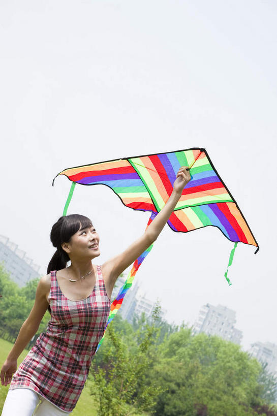 东方人,一个人,公园,站,举,笑,微笑,竖图,室外,白天,仰视,裙子,草地,草坪,树林,植物,道路,路,亚洲,仅一个年轻女性,仅一个女性,仅一个人,握,阴影,连衣裙,光线,影子,小路,交通,注视,黄种人,草,树,树木,一个,蓝色,绿色,蓝天,天空,阳光,自然,风筝,天,观察,看,托,站着,放风筝,握着,生长,晴朗,单个,成长,观看,察看,纸鸢,关注,放鹞子,鹞,鹞子,鸢,木鸢,万里无云,年轻女性,女人,女性,亚洲人,晴空,晴空万里,举起,举手,举着,向上举,向上伸,向上托,站立,半身,彩图,低角度拍摄