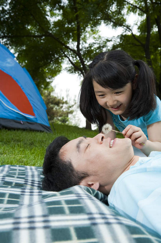 东方人,儿童,两个人,家庭,父亲,女儿,公园,躺,闭眼,笑,微笑,露齿笑,竖图,室外,白天,正面,爱情,旅游,度假,纯洁,草地,草坪,树林,植物,蒲公英,亚洲,服装,盛开,帐篷,坐垫,花蕾,注视,休闲装,黄种人,娱乐,草,花,花瓣,花朵,鲜花,树,树木,一朵,小孩,衣服,绿色,天空,自然,天,花苞,花蕊,观察,看,趴着,享受,休闲,温暖,温馨,父女,一家人,休闲服,放松,父爱,可爱,童年,童趣,服饰,生长,成长,观看,和睦,察看,关注,露营,野营,童真,烂漫,无邪,宿营,野餐垫,野餐地毯,多功能毯,开朗,恶作剧,戏弄,捉弄,卧着,天真,男人,男性,年轻男性,女孩,亚洲人,孩子,年轻人,蒲公草,尿床草,黄花地丁,闭眼睛,闭着眼,闭着眼睛,趴,躺着,卧,半身,彩图,融洽,女生,行为