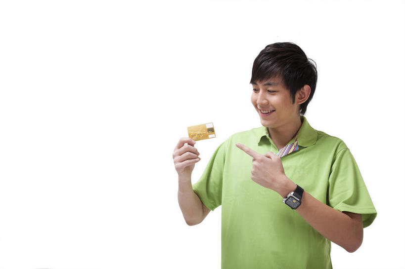 东方人,一个人,站,笑,微笑,露齿笑,横图,室内,白天,白色背景,正面,T恤衫,信用卡,亚洲,仅一个男性,仅一个人,一张,指,服装,时间,时钟,手表,T恤,计时,注视,指点,休闲装,黄种人,仅一个年轻男性,一个,衣服,绿色,钟表,观察,看,站着,休闲,休闲服,金色,表,卡,储蓄卡,摄影,服饰,影棚,单个,观看,腕表,察看,指向,关注,摄影棚,银行卡,男人,男性,年轻男性,亚洲人,钟,站立,半身,彩图,影棚拍摄,拍摄
