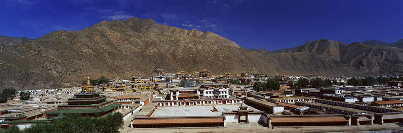 无人,家,寺庙,横图,室外,白天,正面,旅游,度假,名胜古迹,山,山脉,树林,植物,窗户,标志建筑,地标,建筑,中国,亚洲,阴影,节日,遗迹,光线,影子,房屋,墙,屋顶,屋子,山峰,乡村,云,云朵,农村,山峦,云彩,顶棚,古迹,文化,文物,娱乐,建设,古建筑,楼房,玻璃窗,墙壁,墙面,住宅,树,树木,蓝色,绿色,白云,蓝天,天空,阳光,自然,村庄,庙宇,群山,天,祈祷,享受,休闲,健康,旅游胜地,放松,许愿,宗教,佛教,信仰,生长,晴朗,成长,纪念,祈求,村落,古文明,东亚,甘肃,甘肃省,喇嘛教,藏传佛教,夏河县,拉卜楞寺,中华人民共和国,西北地区,甘,甘南,甘南州,释教,屯子,墟落,夏河,平安,晴空,彩图,房子,庙,寺,藏语系佛教,西藏佛教