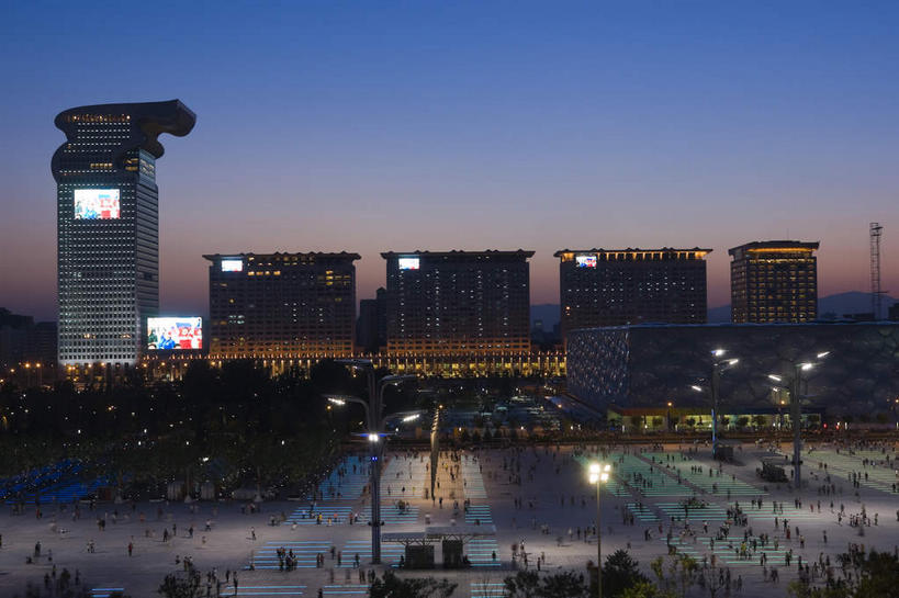 无人,体育馆,公园,高楼大厦,运动场,横图,俯视,彩色,室外,夜晚,度假,美景,树林,植物,城市风光,标志建筑,城市,大厦,道路,地标,建筑,路,路灯,摩天大楼,霓虹灯,公路,照明,北京,中国,亚洲,景观,灯光,七彩,交通,首都,娱乐,光源,建设,体育场,霓虹,灯,树,树木,蓝色,绿色,蓝天,天空,自然,天,享受,休闲,景色,放松,生长,成长,照亮,照明设备,东亚,中华人民共和国,北京市,京,北平,华北地区,朝阳区,氖灯,运动馆,马路,彩图,高角度拍摄,大楼,高层建筑,高楼,摩天楼,北京奥林匹克公园,国家游泳中心,水立方,盘古七星酒店,盘古大观