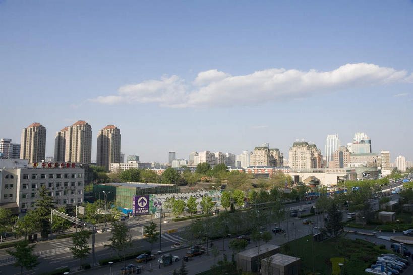 无人,高楼大厦,横图,俯视,室外,白天,度假,美景,植物,城市风光,城市,大厦,道路,建筑,路,路灯,摩天大楼,公路,汽车,照明,北京,中国,亚洲,阴影,光线,影子,景观,灯光,分界线,停车线,交通,首都,娱乐,建设,车,灯,树,树木,蓝色,绿色,蓝天,天空,阳光,自然,交通工具,轿车,天,享受,休闲,景色,放松,生长,晴朗,成长,车行道,车行道分界线,照亮,照明设备,载具,标线,东亚,车行线,万里无云,中华人民共和国,北京市,京,北平,华北地区,朝阳区,晴空,晴空万里,马路,彩图,高角度拍摄,大楼,高层建筑,高楼,摩天楼,朝阳门外大街
