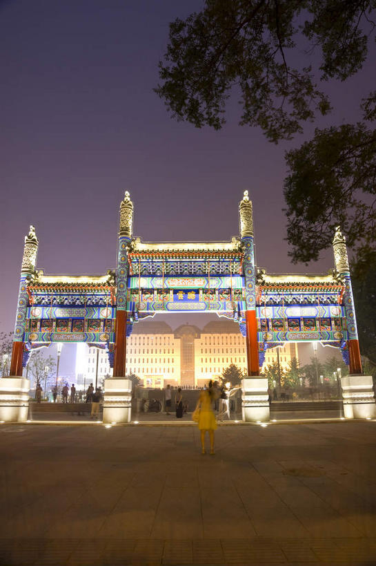 无人,商店,竖图,室外,夜晚,仰视,购物,度假,消费,美景,树林,植物,城市风光,超市,城市,道路,路,路灯,商场,夜景,公路,照明,北京,中国,亚洲,景观,牌坊,牌楼,灯光,交通,首都,文化,娱乐,灯,树,树木,蓝色,绿色,蓝天,天空,自然,天,享受,休闲,景色,放松,金融,百货,生长,成长,纪念,照亮,祭祀,照明设备,表彰,荣誉,选购,贸易,百货公司,东亚,中华人民共和国,北京市,京,北平,华北地区,西城区,西单,血拼,荣耀,马路,彩图,低角度拍摄,购物商场,购物中心,商业中心,传统文化,西单商业街