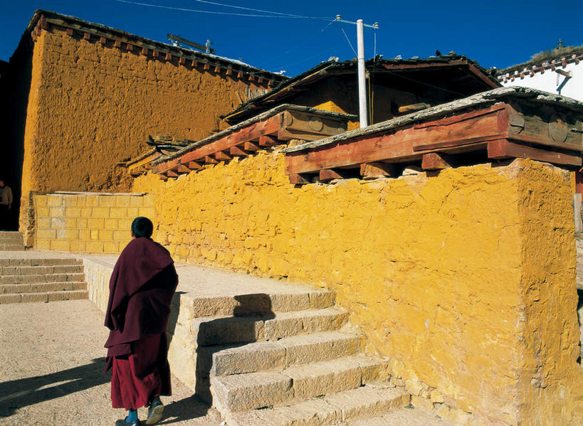 东方人,一个人,和尚,寺庙,站,横图,室外,白天,旅游,度假,名胜古迹,楼梯,标志建筑,地标,建筑,香格里拉,中国,亚洲,仅一个男性,仅一个人,仅一个中年男性,阴影,节日,遗迹,电力,光线,电线,线,影子,阶梯,墙,电能,线路,黄种人,古迹,文化,文物,娱乐,建设,古建筑,迪庆,云南,墙壁,墙面,台阶,背面,黄色,蓝色,蓝天,天空,阳光,庙宇,天,祈祷,站着,享受,休闲,健康,旅游胜地,放松,许愿,宗教,佛教,信仰,晴朗,纪念,电,电源,电源线,祈求,能量,古文明,东亚,喇嘛,喇嘛教,藏传佛教,中甸,松赞林寺,袈裟,迪庆藏族自治州,云南省,噶丹松赞林寺,万里无云,中华人民共和国,西南地区,滇,迪庆州,释教,法衣,香格里拉县,噶丹.松赞林寺,归化寺,平安,男人,男性,中年男性,亚洲人,晴空,晴空万里,比丘,高僧,僧,僧侣,僧人,沙弥,修行僧,站立,彩图,全身,庙,寺,藏语系佛教,加沙,迦逻沙曳,迦沙,袈裟野,莲服,僧衣,西藏佛教,电力线