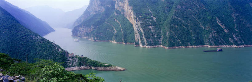 无人,家,横图,俯视,室外,白天,旅游,度假,河流,美景,森林,山,山脉,树林,水,植物,船,重庆,中国,亚洲,阴影,曲折,弯曲,光线,影子,房屋,屋子,河水,景观,山峰,水流,游艇,山峦,娱乐,楼房,住宅,树,树木,蓝色,绿色,蓝天,天空,阳光,自然,交通工具,群山,天,享受,休闲,景色,放松,蜿蜒,生长,晴朗,成长,自然风光,载具,长江,东亚,湖北,湖北省,万里无云,中华人民共和国,西南地区,重庆市,渝,巫山县,华中地区,鄂,恩施,恩施州,恩施土家族苗族自治州,巴东县,巫峡,母亲河,山城,晴空,晴空万里,彩图,高角度拍摄,房子