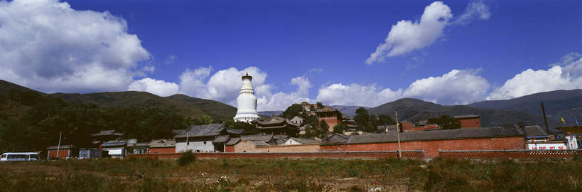 无人,寺庙,横图,全景,室外,白天,正面,旅游,度假,名胜古迹,森林,山,山脉,树林,天际线,植物,标志建筑,地标,建筑,五台山,中国,亚洲,阴影,节日,遗迹,光线,影子,山峰,云,云朵,塔,山峦,燃烧,云彩,古迹,文化,文物,娱乐,建设,古建筑,宝塔,佛塔,树,树木,蓝色,绿色,白色,白云,蓝天,天空,阳光,自然,香火,庙宇,群山,天,祈祷,享受,休闲,健康,旅游胜地,放松,许愿,宗教,信仰,生长,晴朗,成长,纪念,祈求,古文明,东亚,山西,山西省,中华人民共和国,华北地区,晋,忻州,忻州市,浮图,浮屠,繁峙县,五台县,清凉山,平安,晴空,彩图,庙,寺,塔婆,浮图塔,浮头,佛图,塔院寺