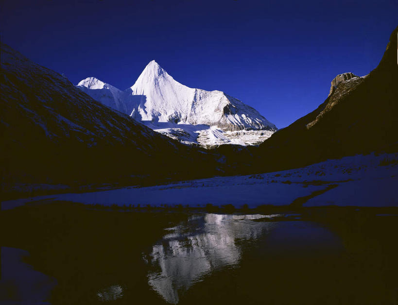 无人,横图,室外,白天,正面,旅游,度假,石头,美景,森林,山,山脉,树林,峡谷,雪,雪山,植物,大雪,中国,亚洲,阴影,光线,纹路,石子,纹理,影子,冰,积雪,景观,山峰,雪景,冬季,冬天,山谷,山峦,娱乐,树,树木,蓝色,绿色,蓝天,天空,阳光,自然,群山,天,享受,休闲,景色,放松,寒冷,四川省,生长,晴朗,成长,连绵,冰冷,绵延,岩层,自然风光,山岭,东亚,四川,稻城,亚丁,甘孜藏族自治州,央迈勇,万里无云,肌理,中华人民共和国,西南地区,严寒,川,甘孜,甘孜州,冰凉,酷寒,凛冽,凛凛,极冷,联贯,石块,岩石,晴空,晴空万里,彩图,稻城三神山,稻城县,稻城亚丁,念青贡嘎日松贡布,三神山,亚丁风景区,央迈勇神山
