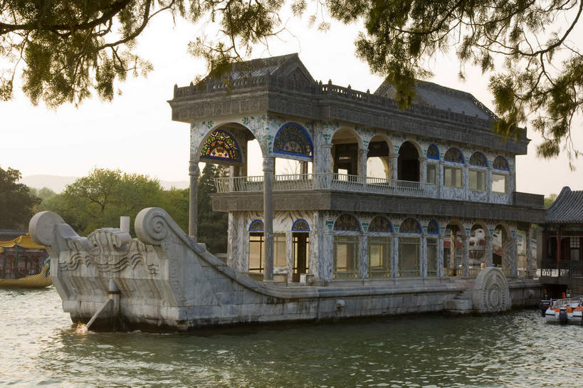 无人,颐和园,宫殿,横图,室外,白天,正面,旅游,度假,绘画,湖,湖泊,名胜古迹,日落,树林,水,植物,标志建筑,地标,建筑,雕塑,北京,中国,亚洲,一排,许多,遗迹,艺术,整齐,装饰,雕刻,雕像,浮雕,柱子,亭子,湖面,水流,水面,晚霞,霞光,落日,首都,很多,古迹,文化,文物,娱乐,建设,古建筑,树,树木,排列,绿色,自然,黄昏,工艺品,凉亭,湖水,享受,休闲,旅游胜地,彩霞,放松,生长,成长,纪念,美术,权利,队列,主题,陈列,古文明,东亚,海淀区,清晏舫,昆明湖,中华人民共和国,北京市,京,北平,华北地区,功能,美学,皇家园林,夕照,薄暮,清漪园,夕阳,画画,彩图,傍晚,浅浮雕,斜阳