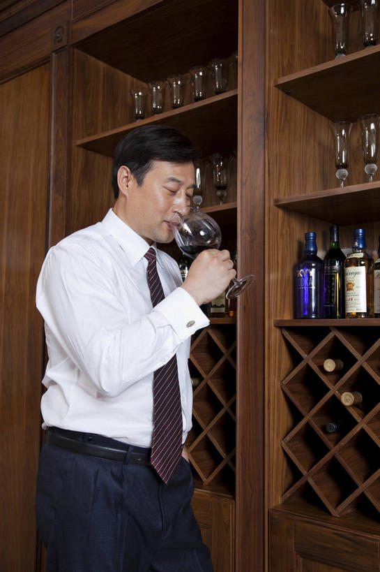 东方人,一个人,商务人士,商务男性,站,横图,室内,白天,侧面,衬衫,杯子,亚洲,仅一个男性,仅一个人,仅一个中年男性,喝,握,套装,高脚杯,领带,红酒杯,拿,红酒瓶,置物架,拿着,注视,黄种人,架子,玻璃制品,酒瓶,玻璃瓶,酒杯,瓶子,低头,观察,看,站着,握着,观看,察看,象征,庄重,葡萄酒杯,葡萄酒瓶,关注,商务装,身份,陈列架,工薪阶层,正式,地位,垂头,搁架,男人,男性,中年男性,亚洲人,白领,上班族,玻璃杯,站立,半身,彩图,衬衣,红酒架