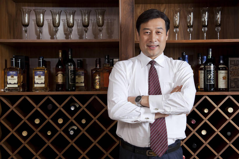 东方人,一个人,商务人士,商务男性,站,笑,双手交叉,微笑,露齿笑,横图,室内,白天,正面,衬衫,杯子,亚洲,仅一个男性,仅一个人,仅一个中年男性,一排,许多,套装,整齐,时间,高脚杯,时钟,手表,领带,红酒杯,很多,计时,置物架,注视,黄种人,架子,玻璃制品,酒瓶,排列,玻璃瓶,酒杯,瓶子,钟表,观察,看,站着,表,搭,观看,腕表,察看,双手抱胸,象征,庄重,葡萄酒杯,搭着,队列,关注,商务装,身份,陈列架,工薪阶层,正式,地位,搁架,男人,男性,中年男性,亚洲人,白领,上班族,玻璃杯,钟,站立,半身,彩图,衬衣,红酒架