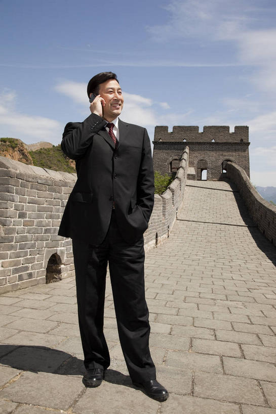 东方人,一个人,商务人士,商务男性,站,笑,打电话,微笑,露齿笑,竖图,室外,白天,正面,衬衫,旅游,度假,名胜古迹,植物,标志建筑,地标,建筑,电话,手机,北京,长城,中国,亚洲,仅一个男性,仅一个人,阴影,套装,遗迹,光线,化学,影子,墙,云,云朵,领带,首都,云彩,扭头,注视,黄种人,古迹,文物,娱乐,通讯设备,建设,城墙,古建筑,刺激,墙壁,墙面,树,树木,仅一个年轻男性,蓝色,绿色,白云,蓝天,天空,阳光,自然,天,观察,看,站着,转头,享受,休闲,旅游胜地,放松,生长,晴朗,成长,观看,坚硬,腐蚀,气体,察看,象征,庄重,关注,万里长城,商务装,身份,防御,工薪阶层,古文明,东亚,一部,中华人民共和国,北京市,京,北平,华北地区,正式,地位,河北,河北省,冀,密云县,承德,承德市,坚固,金山岭长城,金山岭,滦平县,无色,交流,男人,男性,年轻男性,亚洲人,白领,上班族,晴空,沟通,通话,站立,彩图,全身,衬衣,氨,氨气,密云
