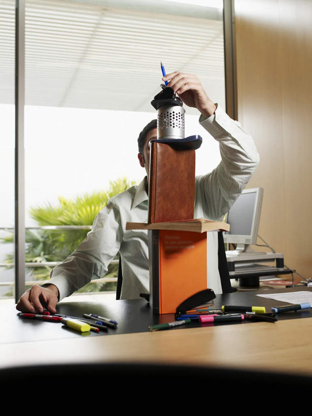 西方人,一个人,商务人士,商务男性,坐,竖图,室内,白天,正面,衬衫,植物,窗户,落地窗,桌面,桌子,书籍,欧洲,欧洲人,仅一个男性,仅一个人,握,套装,墙,大理石,拿,拿着,注视,玻璃窗,墙壁,墙面,树,树木,仅一个年轻男性,绿色,自然,观察,看,握着,生长,成长,观看,察看,关注,商务装,工薪阶层,大理石制品,男人,男性,年轻男性,白种人,白领,上班族,书,图书,坐着,半身,彩图,衬衣