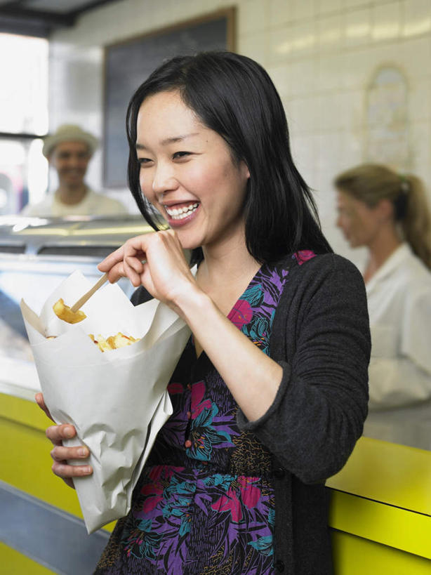 西方人,三个人,同事,店员,商店,坐,笑,吃,微笑,露齿笑,竖图,室内,白天,正面,工作服,制服,购物,烹饪,西餐,成功,合作,团队,集体,信心,消费,植物,餐桌,桌面,桌子,土豆,欧洲,欧洲人,握,木制,纸盒,墙,料理,食品,拿,拿着,注视,队伍,薯条,菜肴,美食,墙壁,墙面,盒子,食物,黄色,绿色,自然,包装盒,木制品,快餐,观察,看,营业员,西式,握着,金融,百货,佳肴,生长,成长,餐台,观看,察看,领导,成就,关注,合伙,领袖,选购,贸易,食品店,西式快餐,垃圾食品,馍馍蛋,血拼,销售人员,工作制服,男人,男性,年轻女性,女人,女性,中年男性,中年女性,白种人,售货员,洋芋,山药蛋,马铃薯,嚼,食,坐着,半身,彩图,工作套服,店铺