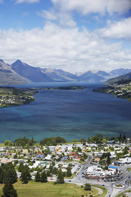 无人,竖图,室外,白天,正面,度假,草地,草坪,湖,湖泊,美景,山,山脉,树林,水,植物,城市风光,城市,美国,阴影,光线,影子,湖面,景观,山峰,水流,水面,云,云朵,山峦,云彩,娱乐,草,树,树木,蓝色,绿色,白云,倒影,蓝天,天空,阳光,自然,湖水,群山,天,享受,休闲,景色,放松,生长,晴朗,成长,倒映,北美,北美洲,犹他州,美洲,北亚美利加洲,亚美利加洲,犹他,蜂窝之州,蜂房州,反照,晴空,彩图,尤因塔郡,美利坚合众国,韦纳尔