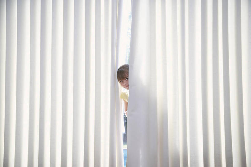 西方人,儿童,一个人,站,横图,室内,白天,正面,游戏,纯洁,窗户,窗帘,落地窗,欧洲,欧洲人,仅一个女性,仅一个人,服装,装饰,玩,注视,休闲装,娱乐,玻璃窗,小孩,衣服,帘子,观察,看,站着,仅一个小孩,休闲,休闲服,遮阳,可爱,童年,童趣,服饰,观看,活动,华丽,修饰,点缀,察看,捉迷藏,发泄,关注,消遣,智力,躲猫猫,童真,烂漫,无邪,宣泄,衬托,美观,雅致,雅观,天真,女孩,女人,女性,白种人,孩子,玩耍,嬉戏,站立,半身,彩图,女生