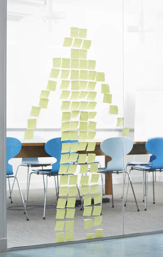 西方人,一个人,无人,办公室,站,竖图,室内,白天,正面,窗户,落地窗,桌子,椅子,欧洲,欧洲人,仅一个年轻女性,仅一个女性,仅一个人,一排,阴影,整齐,并列,并排,反射,粘性,影子,办公桌,墙,办公用品,便利贴,便签,玻璃窗,墙壁,墙面,文具,排列,会议椅,站着,办公设备,办公椅,文具用品,记事,队列,平行,快捷,文化工具,商务椅,培训椅,方便,N次贴,便条贴,告诉贴,即时贴,年轻女性,女人,女性,白种人,站立,彩图,全身