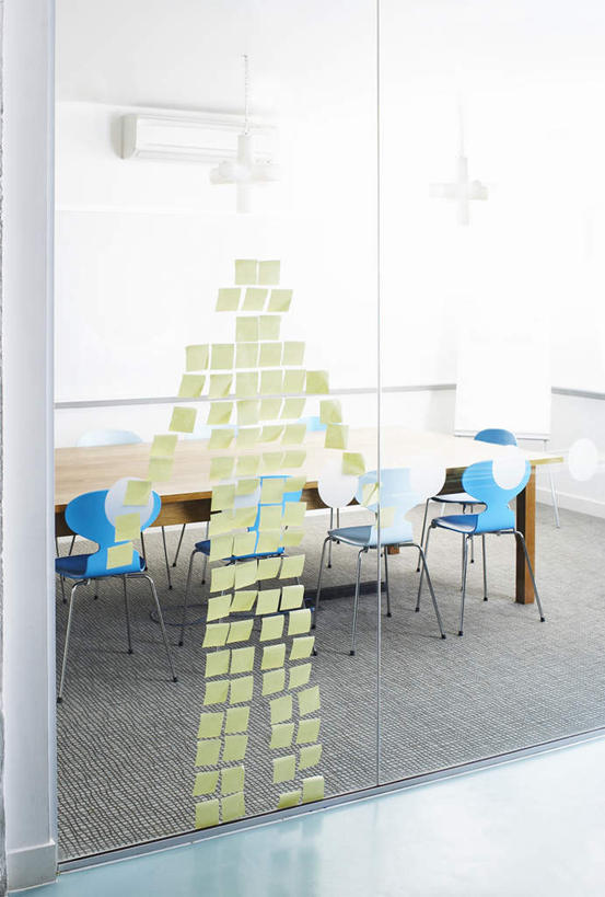 西方人,一个人,无人,办公室,站,竖图,俯视,室内,白天,窗户,落地窗,桌子,椅子,欧洲,欧洲人,仅一个年轻女性,仅一个女性,仅一个人,一排,阴影,整齐,并列,并排,反射,粘性,影子,办公桌,墙,办公用品,便利贴,便签,玻璃窗,墙壁,墙面,文具,排列,会议椅,站着,办公设备,办公椅,文具用品,记事,队列,平行,快捷,文化工具,商务椅,培训椅,方便,N次贴,便条贴,告诉贴,即时贴,年轻女性,女人,女性,白种人,站立,彩图,高角度拍摄,全身