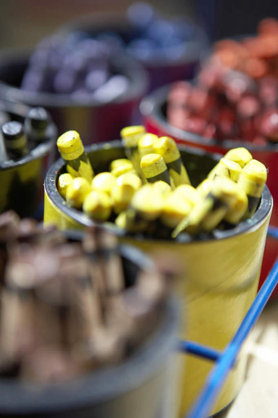 无人,竖图,俯视,室内,特写,白天,静物,五个,许多,朦胧,模糊,笔,罐子,蜡笔,办公用品,玻璃制品,文具,玻璃瓶,瓶子,学习用品,文具用品,彩图,高角度拍摄