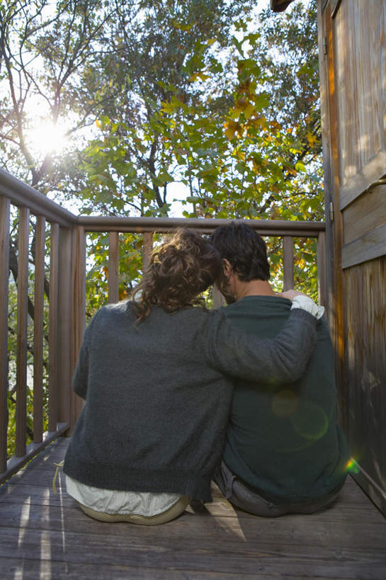 西方人,两个人,家,木屋,栏杆,坐,抱,笑,微笑,露齿笑,竖图,室外,白天,爱情,树林,植物,欧洲,欧洲人,阴影,服装,光线,扶手,影子,浪漫,注视,休闲装,护栏,住宅,树,树木,背面,衣服,绿色,阳光,自然,观察,看,休闲,温暖,温馨,休闲服,恩爱,恋人,服饰,生长,成长,抱着,观看,和睦,察看,搂着,关注,男人,男性,女人,女性,中年男性,中年女性,白种人,情侣,搂,搂抱,坐着,半身,彩图,茅舍,茅屋,棚屋,小木屋,小屋,树屋,伴侣,融洽