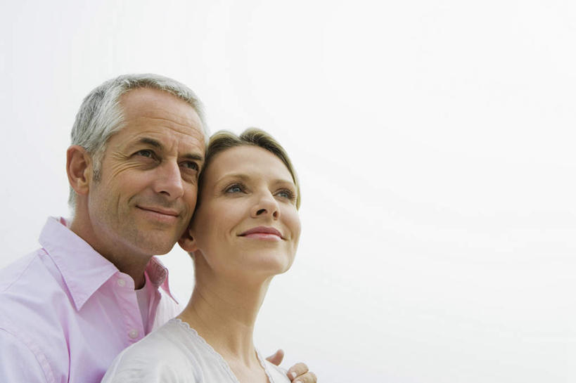 西方人,两个人,站,抱,笑,微笑,露齿笑,横图,室外,白天,正面,衬衫,T恤衫,爱情,欧洲,欧洲人,阴影,光线,影子,浪漫,T恤,注视,粉色,蓝色,阳光,观察,看,站着,温暖,温馨,恩爱,恋人,抱着,观看,和睦,察看,搂着,关注,老年男性,老年女性,男人,男性,女人,女性,白种人,情侣,搂,搂抱,站立,半身,彩图,衬衣,伴侣,融洽