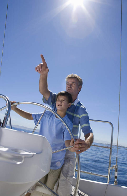 帆船,西方人,儿童,中年人,两个人,家庭,父亲,儿子,站,举,竖图,室外,白天,仰视,纯洁,海浪,海洋,船,欧洲,欧洲人,一艘,握,指,阴影,服装,梦幻,发光,光束,光线,影子,浪花,光亮,注视,休闲装,方向,小孩,衣服,蓝色,蓝天,天空,阳光,海水,交通工具,天,观察,驾驶,看,手势,托,行驶,站着,休闲,温暖,温馨,父子,一家人,休闲服,父爱,可爱,童年,童趣,握着,服饰,晴朗,观看,操纵,和睦,控制,察看,指向,未来,食指,关注,发亮,载具,海景,童真,操控,憧憬,烂漫,无邪,万里无云,把持,天真,男孩,男人,男性,中年男性,白种人,孩子,大海,风浪,海,海水的波动,近岸浪,涌浪,晴空,晴空万里,举起,举手,举着,向上举,向上伸,向上托,站立,半身,彩图,低角度拍摄,眩光,融洽,男生