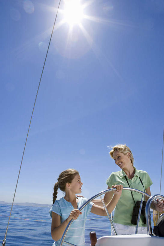 帆船,西方人,儿童,中年人,两个人,家庭,母亲,女儿,站,竖图,室外,白天,仰视,纯洁,海浪,海洋,船,欧洲,欧洲人,一艘,握,阴影,服装,梦幻,发光,光束,光线,影子,浪花,光亮,注视,休闲装,小孩,衣服,蓝色,蓝天,天空,阳光,海水,交通工具,天,观察,驾驶,看,行驶,站着,休闲,温暖,温馨,母女,一家人,休闲服,可爱,母爱,童年,童趣,握着,服饰,晴朗,观看,操纵,和睦,控制,察看,未来,关注,发亮,载具,海景,童真,操控,憧憬,烂漫,无邪,万里无云,把持,天真,女孩,女人,女性,中年女性,白种人,孩子,大海,风浪,海,海水的波动,近岸浪,涌浪,晴空,晴空万里,站立,半身,彩图,低角度拍摄,眩光,融洽,女生