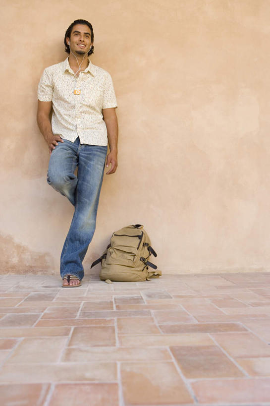 西方人,一个人,站,笑,微笑,露齿笑,竖图,室内,白天,正面,陶醉,快乐,满意,幸福,壁纸,欧洲,欧洲人,仅一个男性,仅一个人,服装,包,墙,音响,音乐,音乐播放器,旅行包,注视,休闲装,娱乐,墙壁,墙面,仅一个年轻男性,一个,衣服,背包,耳机,随身听,观察,看,靠,靠着,站着,享受,休闲,休闲服,放松,抬脚,服饰,单个,观看,察看,舒适,享乐,关注,MP4播放器,旅游包,男人,男性,年轻男性,白种人,墙纸,站立,彩图,全身,播放器,双肩包,沉醉