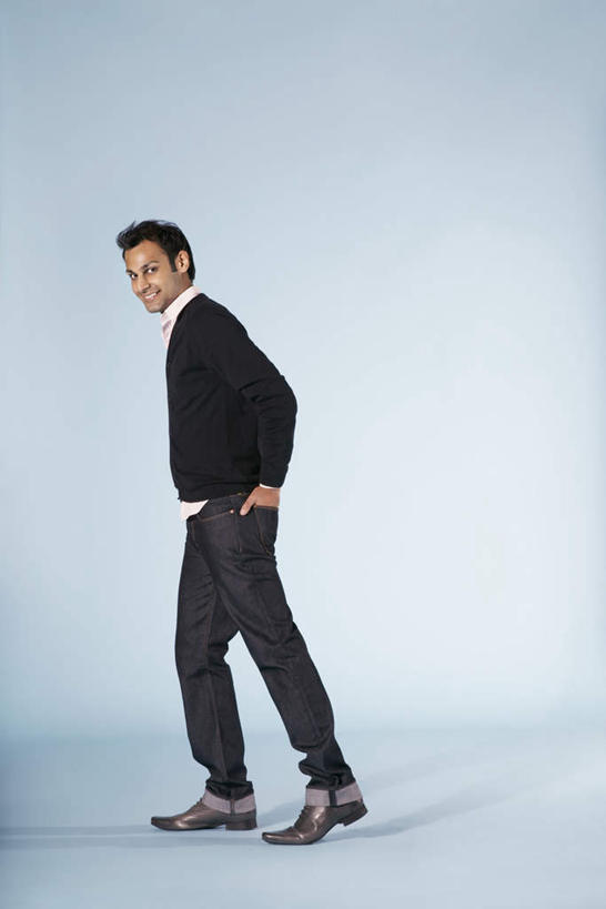 东方人,一个人,走,竖图,室内,白天,侧面,亚洲,仅一个男性,仅一个人,蓝色背景,服装,扭头,注视,休闲装,黄种人,仅一个年轻男性,衣服,黑色,观察,看,转头,休闲,休闲服,摄影,服饰,影棚,观看,察看,双手插袋,关注,手插袋,双手抄兜,双手放兜,男人,男性,年轻男性,亚洲人,步行,插兜,两手抄兜,两手放兜,散步,手插兜,手放口袋,走路,彩图,全身,影棚拍摄,拍摄,手抄兜