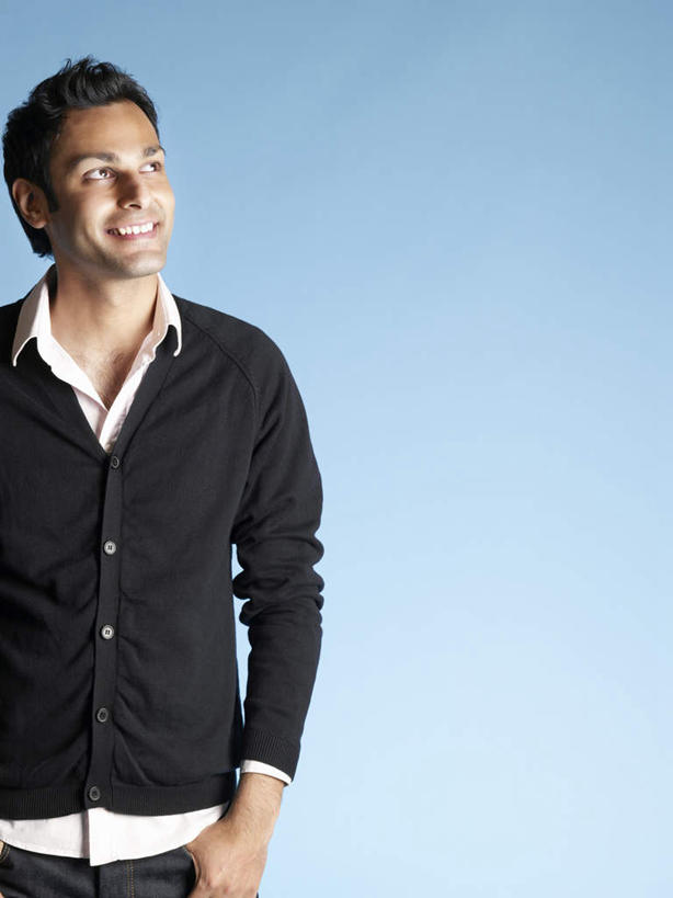 东方人,一个人,站,笑,微笑,露齿笑,竖图,室内,白天,正面,亚洲,仅一个男性,仅一个人,蓝色背景,服装,扭头,注视,休闲装,黄种人,仅一个年轻男性,衣服,黑色,观察,看,站着,转头,休闲,休闲服,摄影,服饰,影棚,观看,察看,关注,手插袋,单手插袋,单手抄兜,单手放兜,男人,男性,年轻男性,亚洲人,插兜,手插兜,手放口袋,站立,半身,彩图,影棚拍摄,拍摄,手抄兜