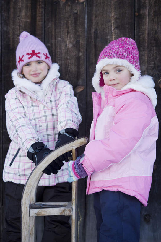 西方人,儿童,两个人,家庭,姐妹,家,木屋,站,笑,微笑,竖图,室外,白天,正面,纯洁,帽子,欧洲,欧洲人,花纹,服装,装饰,方格,格子,墙,注视,墙壁,墙面,住宅,车,小孩,衣服,粉色,手套,交通工具,扶,观察,看,站着,温暖,温馨,一家人,棉衣,可爱,童年,童趣,服饰,观看,保暖,华丽,雪橇,点缀,和睦,察看,扶着,御寒,关注,载具,雪橇车,童真,烂漫,无邪,棉袄,衬托,美观,雅致,雅观,棉帽,棉服,冬装,天真,女孩,女人,女性,白种人,站立,半身,彩图,茅舍,茅屋,棚屋,小木屋,小屋,袄子,棉被服,融洽,女生