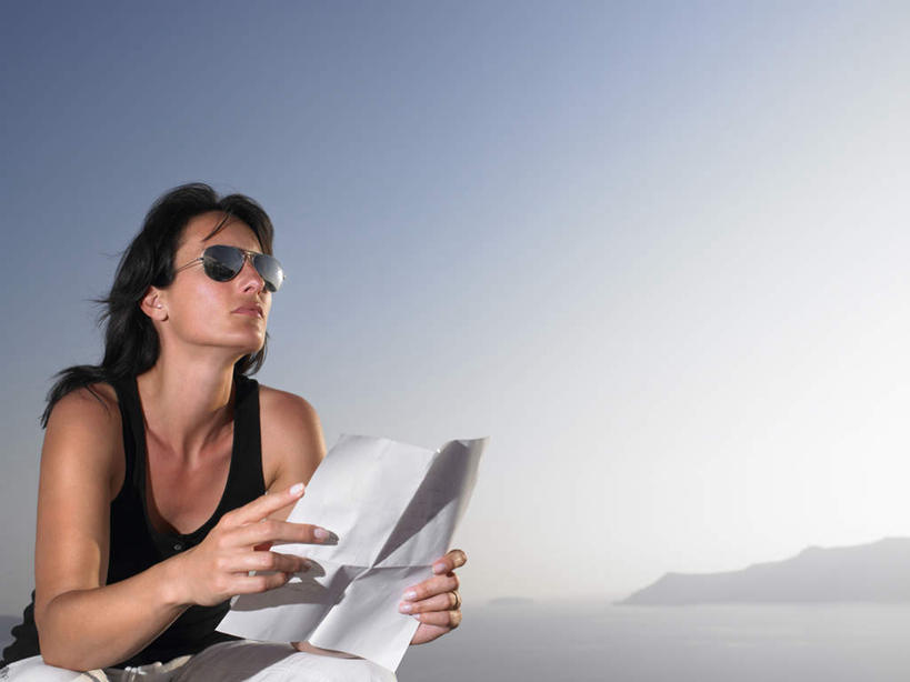 西方人,一个人,坐,横图,室外,白天,正面,海浪,海洋,欧洲,欧洲人,仅一个女性,仅一个人,握,阴影,服装,光线,背心,材料,档案,墨镜,文件,眼镜,影子,纸,浪花,棕色,拿,拿着,注视,衣服,蓝色,黑色,蓝天,天空,阳光,海水,手稿,太阳镜,太阳眼镜,资料,天,观察,看,仅一个中年女性,遮阳镜,握着,服饰,晴朗,观看,证明,察看,衣着,穿着,关注,文档,海景,万里无云,衣饰,女人,女性,中年女性,白种人,长发,大海,风浪,海,海水的波动,近岸浪,涌浪,晴空,晴空万里,坐着,半身,彩图