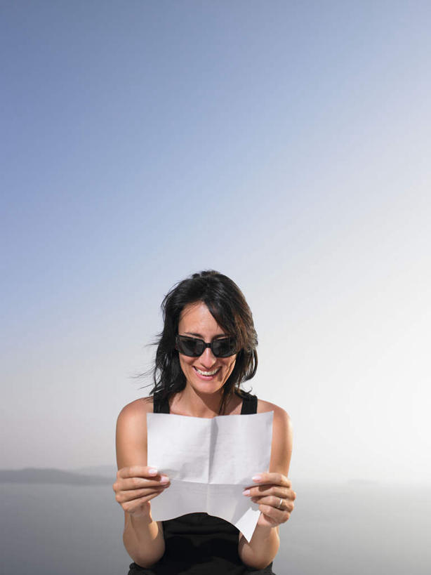 西方人,一个人,坐,笑,微笑,露齿笑,竖图,室外,白天,正面,海浪,海洋,欧洲,欧洲人,仅一个女性,仅一个人,握,阴影,光线,材料,档案,墨镜,文件,眼镜,影子,纸,浪花,棕色,拿,拿着,注视,蓝色,蓝天,天空,阳光,海水,手稿,太阳镜,太阳眼镜,资料,天,观察,看,仅一个中年女性,遮阳镜,握着,晴朗,观看,证明,察看,关注,文档,海景,万里无云,女人,女性,中年女性,白种人,长发,大海,风浪,海,海水的波动,近岸浪,涌浪,晴空,晴空万里,坐着,半身,彩图