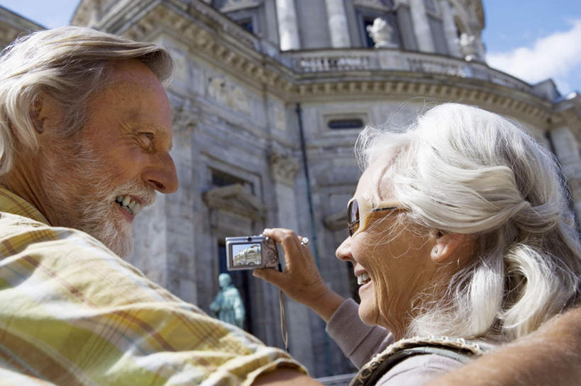 西方人,老年人,胡须,两个人,家庭,夫妻,站,笑,微笑,露齿笑,横图,室外,白天,仰视,爱情,相机,雕塑,欧洲,欧洲人,阴影,服装,艺术,装饰,光线,雕刻,雕像,影子,云,云朵,浪漫,云彩,注视,休闲装,相视,一个,拍照,衣服,蓝色,白云,蓝天,天空,阳光,数码相机,工艺品,天,观察,看,站着,休闲,温暖,温馨,一家人,面对面,休闲服,恩爱,搭,恋人,摄影,服饰,晴朗,单个,观看,纪念,对视,美术,和睦,察看,互视,搭着,关注,主题,相对,陈列,相看,功能,美学,老年男性,老年女性,男人,男性,女人,女性,白种人,胡子,络腮胡,夫妇,情侣,照相机,晴空,站立,半身,彩图,低角度拍摄,照相,伴侣,融洽