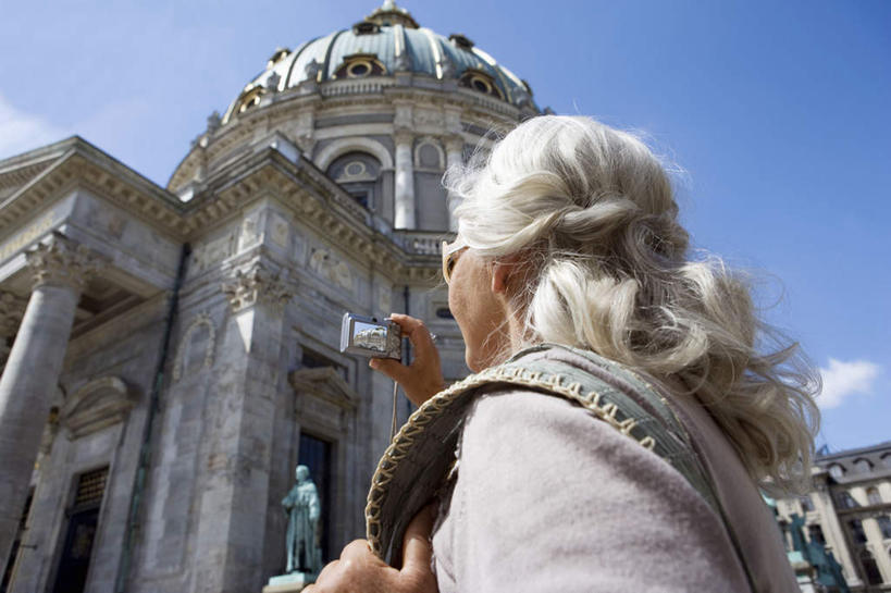 西方人,一个人,站,举,横图,室外,白天,仰视,相机,雕塑,欧洲,欧洲人,仅一个女性,仅一个人,握,阴影,服装,艺术,装饰,光线,雕刻,雕像,墨镜,眼镜,影子,云,云朵,云彩,注视,休闲装,一个,拍照,衣服,蓝色,白云,蓝天,天空,阳光,数码相机,太阳镜,太阳眼镜,工艺品,天,观察,看,托,站着,休闲,休闲服,遮阳镜,握着,摄影,服饰,仅一个老年女性,晴朗,单个,观看,纪念,美术,察看,关注,主题,陈列,功能,美学,老年女性,女人,女性,白种人,照相机,晴空,举起,举手,举着,向上举,向上伸,向上托,站立,半身,彩图,低角度拍摄,照相