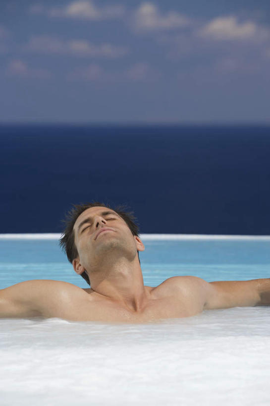 西方人,一个人,游泳池,闭眼,伸展双臂,竖图,室外,白天,正面,日光浴,海浪,海洋,水,欧洲,欧洲人,仅一个男性,仅一个人,许多,阴影,漂浮,光线,影子,浪花,水池,水面,水平线,云,云朵,辽阔,海平线,云彩,泳池,仅一个年轻男性,蓝色,白云,蓝天,天空,阳光,海水,泡泡,天,休息,广阔,晴朗,一望无际,海景,无边无际,一马平川,男人,男性,年轻男性,白种人,大海,风浪,海,海水的波动,近岸浪,涌浪,晴空,闭眼睛,闭着眼,闭着眼睛,敞开双臂,伸开双臂,展开双肩,张开手臂,张开双臂,半身,彩图,水天相接,水天一线