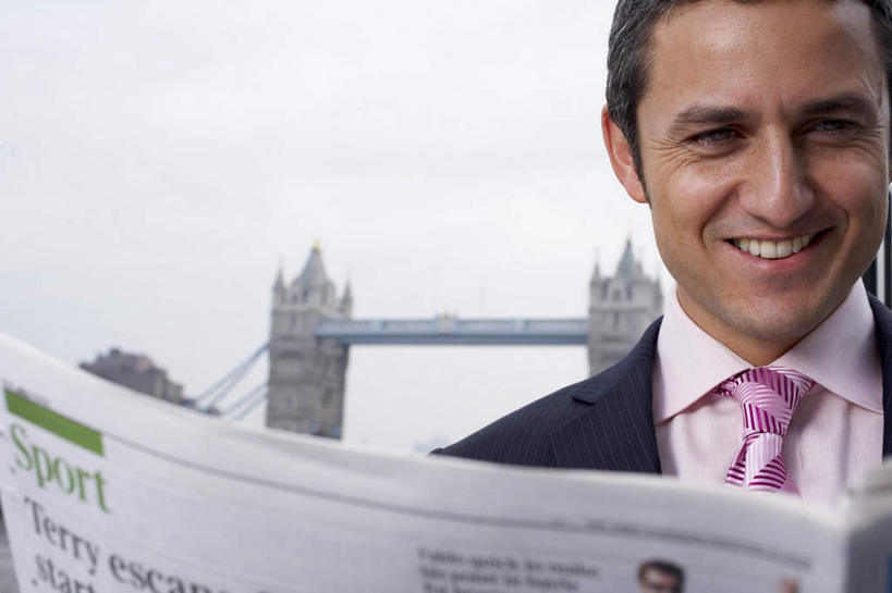 西方人,脸,头,脸颊,一个人,站,笑,微笑,露齿笑,横图,室外,特写,白天,正面,阅读,大桥,桥梁,报纸,英国,欧洲,伦敦,欧洲人,仅一个男性,仅一个人,仅一个中年男性,握,学习,桥,领带,首都,拿,拿着,注视,伦敦塔桥,泰晤士河,肩膀,观察,看,站着,浏览,握着,观看,察看,象征,庄重,西欧,关注,身份,大不列颠,大不列颠及北爱尔兰联合王国,塔桥,正式,地位,大不列颠联合王国,日不落英帝国,雾都,男人,男性,中年男性,白种人,头部,脸部,脸蛋,面部,站立,半身,彩图