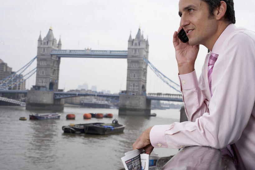 西方人,一个人,商务人士,商务男性,站,打电话,横图,室外,白天,侧面,衬衫,阅读,河流,水,大桥,轮船,桥梁,船,报纸,电话,手机,英国,欧洲,伦敦,欧洲人,仅一个男性,仅一个人,仅一个中年男性,握,学习,套装,河水,水流,桥,领带,首都,拿,听,拿着,注视,通讯设备,伦敦塔桥,泰晤士河,交通工具,观察,看,站着,浏览,握着,观看,察看,象征,庄重,西欧,关注,载具,商务装,身份,大不列颠,工薪阶层,大不列颠及北爱尔兰联合王国,塔桥,正式,地位,大不列颠联合王国,日不落英帝国,雾都,交流,男人,男性,中年男性,白种人,白领,上班族,沟通,通话,站立,半身,彩图,衬衣