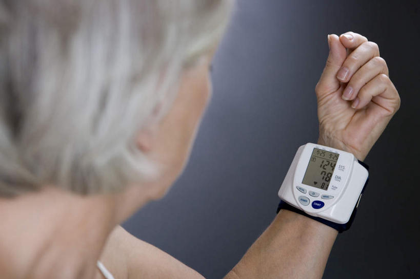 西方人,手,一个人,横图,俯视,室内,特写,白天,吊带,欧洲,欧洲人,仅一个女性,仅一个人,灰色背景,服装,朦胧,模糊,医学,注视,吊带衫,一个,衣服,白色,观察,看,手部,摄影,服饰,仅一个老年女性,影棚,单个,观看,单手,察看,医疗,医疗设备,衣着,穿着,关注,医疗器械,计数器,衣饰,老年女性,女人,女性,白种人,卷发,半身,彩图,高角度拍摄,影棚拍摄,拍摄,短发,脉搏计数器,心率计数器