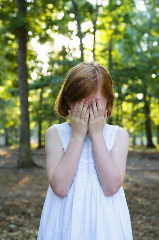 西方人,儿童,一个人,站,竖图,室外,白天,正面,游戏,纯洁,森林,树林,植物,欧洲,欧洲人,仅一个女性,仅一个人,阴影,服装,朦胧,模糊,光线,影子,玩,休闲装,娱乐,树,树木,小孩,衣服,绿色,白色,阳光,自然,站着,仅一个小孩,休闲,休闲服,可爱,童年,童趣,遮,遮掩,服饰,生长,成长,活动,掩盖,遮挡,捉迷藏,发泄,消遣,智力,躲猫猫,童真,烂漫,无邪,遮盖,宣泄,掩饰,天真,女孩,女人,女性,白种人,孩子,玩耍,嬉戏,站立,半身,彩图,女生