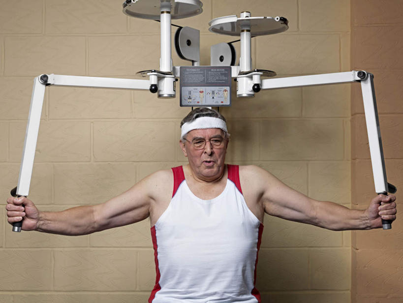 西方人,一个人,健身房,坐,伸展双臂,横图,室内,白天,正面,运动服,锻炼,运动,欧洲,欧洲人,仅一个男性,仅一个人,握,服装,束发带,墙,注视,娱乐,运动器械,墙壁,墙面,衣服,黄色,观察,看,仅一个老年男性,享受,休闲,健身器械,放松,握着,服饰,观看,察看,衣着,穿着,关注,健身器材,室内运动,衣饰,老年男性,男人,男性,白种人,敞开双臂,伸开双臂,展开双肩,张开手臂,张开双臂,坐着,半身,彩图,健身,健身馆,扩胸训练器,胸肌训练器,运动器材,运动装