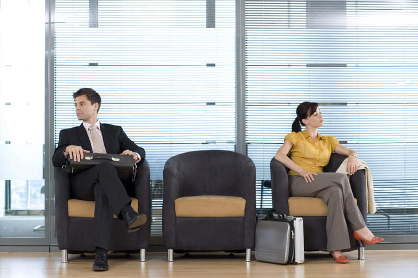 西方人,商务人士,商务男性,商务女性,坐,横图,室内,白天,正面,高跟鞋,衬衫,时尚,竞争,窗户,沙发,鞋子,欧洲,欧洲人,阴影,套装,反射,包,公文包,影子,二郎腿,扭头,注视,玻璃窗,观察,看,转头,公事包,观看,察看,关注,时髦,商务装,布艺沙发,工薪阶层,时兴,男人,男性,年轻女性,女人,女性,中年男性,白种人,白领,上班族,坐着,彩图,全身,衬衣