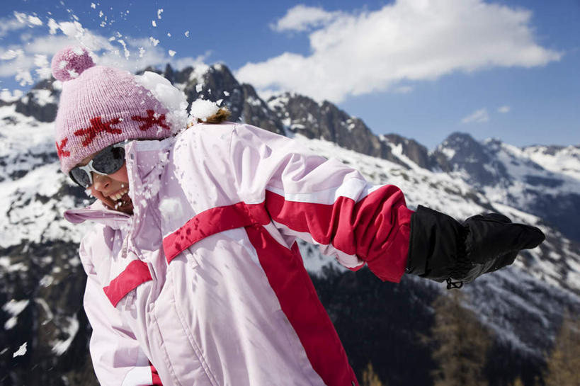 西方人,儿童,一个人,站,笑,微笑,露齿笑,横图,室外,白天,仰视,游戏,纯洁,山,雪,雪山,大雪,帽子,欧洲,欧洲人,仅一个女性,仅一个人,阴影,飞溅,服装,装饰,溅,光线,墨镜,眼镜,影子,冰,积雪,山峰,雪景,云,云朵,冬季,冬天,山峦,玩,云彩,娱乐,小孩,衣服,蓝色,白云,蓝天,天空,阳光,手套,太阳镜,太阳眼镜,天,站着,仅一个小孩,休闲,温暖,遮阳镜,寒冷,可爱,童年,童趣,服饰,晴朗,活动,羽绒服,保暖,华丽,点缀,冰冷,御寒,发泄,喷洒,消遣,智力,打雪仗,童真,烂漫,无邪,宣泄,衬托,美观,雅致,雅观,棉帽,严寒,冰凉,酷寒,凛冽,凛凛,极冷,冬装,天真,女孩,女人,女性,白种人,孩子,晴空,玩耍,嬉戏,站立,半身,彩图,低角度拍摄,雪仗,女生