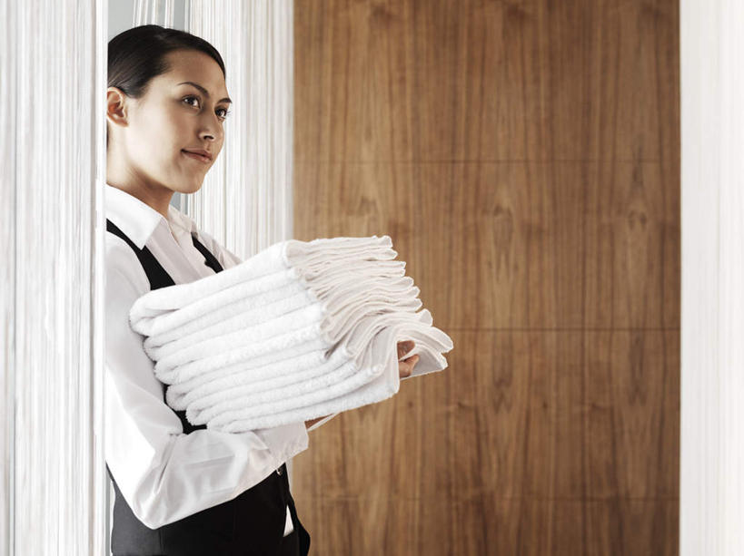 西方人,一个人,服务员,宾馆,站,捧,横图,室内,白天,侧面,工作服,制服,欧洲,欧洲人,仅一个年轻女性,仅一个女性,仅一个人,一排,许多,整齐,纺织物,很多,注视,排列,白色,毛巾,观察,看,清洁,站着,观看,堆,保暖,察看,队列,关注,透气,防水,工作制服,储水,耐磨,吸水,年轻女性,女人,女性,白种人,服务生,侍者,端,端着,捧着,手捧,站立,半身,彩图,工作套服,客店,客栈,旅店,旅馆,旅舍,汽车旅馆