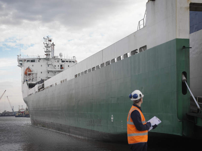 西方人,一个人,码头,站,横图,室外,白天,侧面,工作服,制服,海浪,海洋,港口,船,帽子,欧洲,欧洲人,仅一个男性,仅一个人,仅一个中年男性,握,阴影,服装,光线,材料,档案,头盔,文件,影子,纸,浪花,云,云朵,拿,云彩,拿着,扭头,注视,衣服,蓝色,白云,蓝天,天空,阳光,海水,安全帽,白板,手稿,资料,交通工具,天,观察,看,站着,转头,橙色,握着,服饰,晴朗,观看,证明,察看,衣着,穿着,关注,载具,文档,记录板,货船,海景,记事板,工作制服,衣饰,男人,男性,中年男性,白种人,大海,风浪,海,海水的波动,近岸浪,涌浪,晴空,站立,半身,彩图,工作套服,摆渡口,埠头,渡口,渡头,港湾,海港,货运码头,口岸,商港,商船,安全服,反光背心,反光服,反光衣