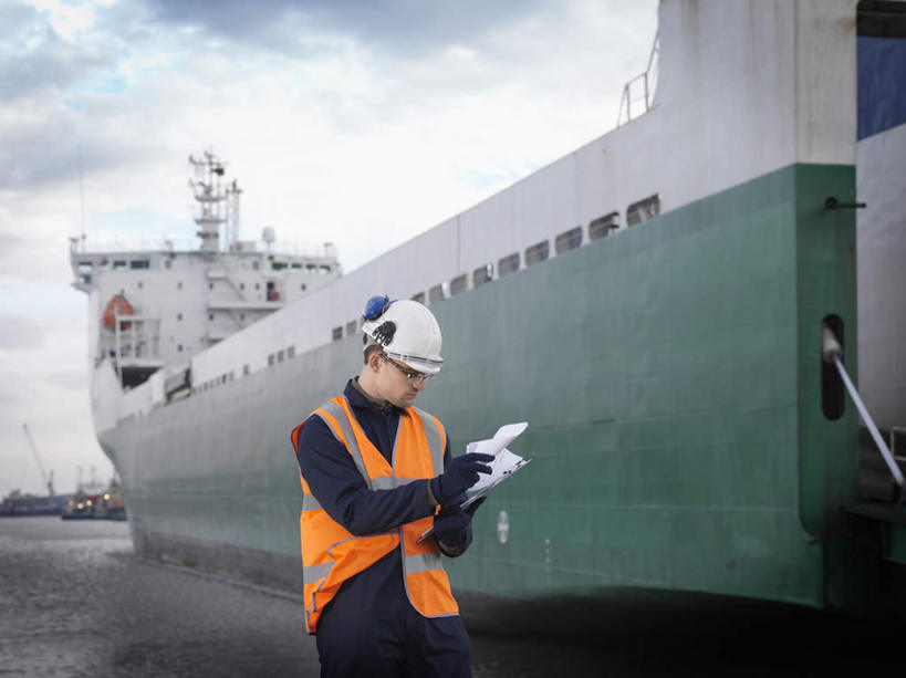 西方人,一个人,码头,站,横图,室外,白天,正面,工作服,制服,海浪,海洋,港口,船,帽子,欧洲,欧洲人,仅一个男性,仅一个人,仅一个中年男性,握,阴影,服装,光线,材料,档案,头盔,文件,影子,纸,浪花,云,云朵,拿,云彩,拿着,注视,衣服,蓝色,白云,蓝天,天空,阳光,海水,安全帽,白板,手稿,资料,交通工具,天,观察,看,站着,橙色,握着,服饰,晴朗,观看,证明,察看,衣着,穿着,关注,载具,文档,记录板,货船,海景,记事板,工作制服,衣饰,男人,男性,中年男性,白种人,大海,风浪,海,海水的波动,近岸浪,涌浪,晴空,站立,半身,彩图,工作套服,摆渡口,埠头,渡口,渡头,港湾,海港,货运码头,口岸,商港,商船,安全服,反光背心,反光服,反光衣