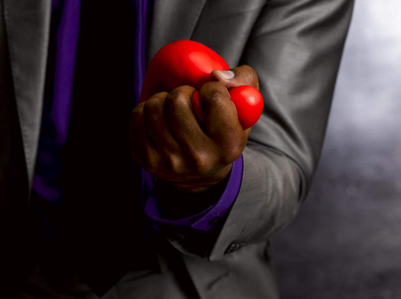 西方人,手,一个人,商务人士,商务男性,站,横图,室内,特写,白天,正面,衬衫,游戏,玩具,欧洲,非洲,黑人,欧洲人,仅一个男性,仅一个人,仅一个中年男性,握,阴影,灰色背景,套装,反射,影子,领带,拿,玩,拿着,娱乐,一个,红色,紫色,站着,休闲,手部,益智,握着,摄影,影棚,单个,活动,单手,象征,庄重,发泄,消遣,智力,商务装,身份,工薪阶层,压力球,宣泄,正式,地位,男人,男性,中年男性,非洲人,白领,上班族,玩耍,嬉戏,站立,半身,彩图,影棚拍摄,衬衣,拍摄,发泄球,弹力球