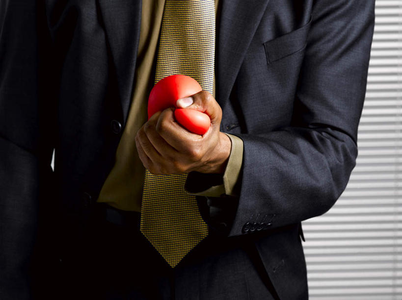 西方人,手,一个人,商务人士,商务男性,站,横图,室内,特写,白天,正面,衬衫,游戏,玩具,欧洲,非洲,黑人,欧洲人,仅一个男性,仅一个人,仅一个中年男性,握,阴影,灰色背景,套装,反射,影子,领带,拿,玩,拿着,娱乐,一个,黄色,站着,休闲,手部,益智,握着,摄影,影棚,单个,活动,单手,象征,庄重,发泄,消遣,智力,商务装,身份,工薪阶层,压力球,宣泄,正式,地位,男人,男性,中年男性,非洲人,白领,上班族,玩耍,嬉戏,站立,半身,彩图,影棚拍摄,衬衣,拍摄,发泄球,弹力球