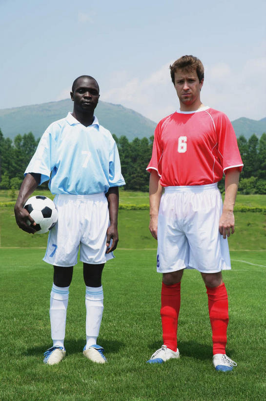 西方人,两个人,伙伴,朋友,运动员,足球场,站,竖图,室外,白天,正面,运动服,友谊,足球,草地,草坪,植物,欧洲,非洲,黑人,欧洲人,阴影,服装,朦胧,模糊,光线,标志,数字,文字,影子,字符,足球装备,夹,注视,标识,运动器械,草,衣服,蓝色,绿色,蓝天,天空,阳光,天,观察,看,站着,健身器械,阿拉伯数字,服饰,观看,察看,衣着,穿着,关注,健身器材,队友,绿茵场,蹴鞠,衣饰,友情,足球运动,男人,男性,年轻男性,白种人,非洲人,体育运动员,运动选手,站立,彩图,全身,足球比赛场地,运动器材,运动装