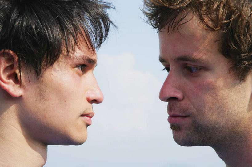 东方人,西方人,脸,头,脸颊,两个人,伙伴,朋友,运动员,足球场,站,笑,微笑,横图,室外,特写,白天,侧面,运动服,友谊,草地,草坪,植物,欧洲,欧洲人,亚洲,阴影,服装,朦胧,模糊,光线,影子,注视,黄种人,相视,草,衣服,蓝色,绿色,蓝天,天空,阳光,天,观察,看,站着,面对面,服饰,观看,对视,察看,衣着,穿着,关注,相对,队友,绿茵场,相看,衣饰,友情,男人,男性,年轻男性,白种人,亚洲人,头部,脸部,脸蛋,面部,体育运动员,运动选手,站立,半身,彩图,足球比赛场地,运动装